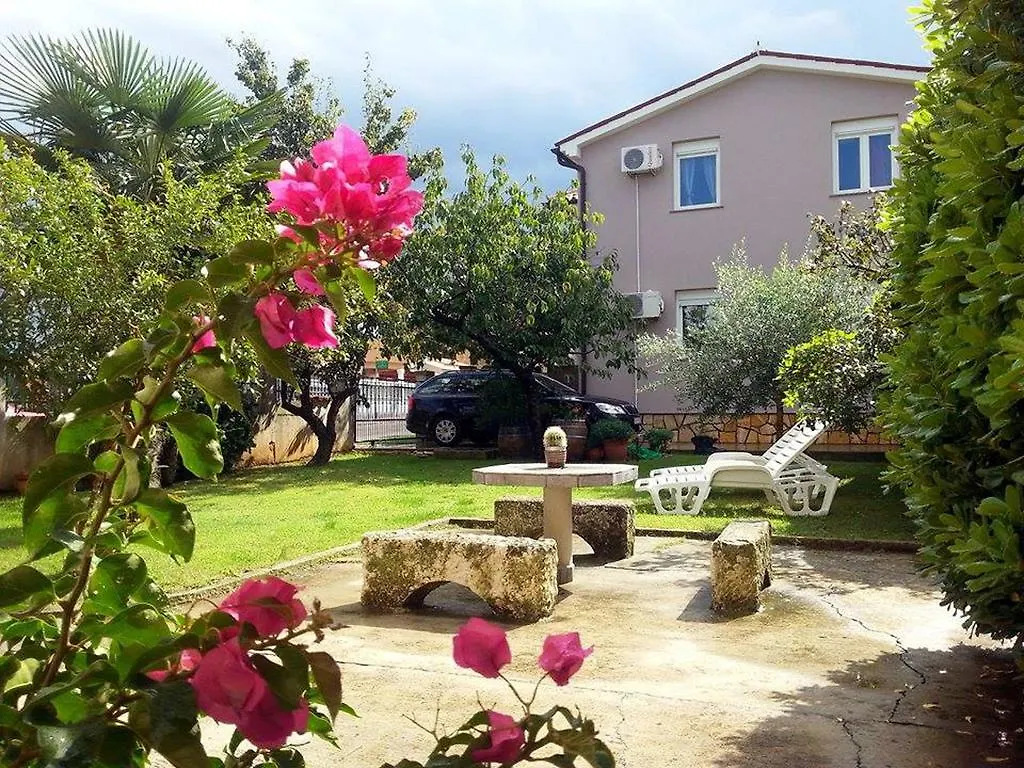 Apartments Ema Pula 0*,