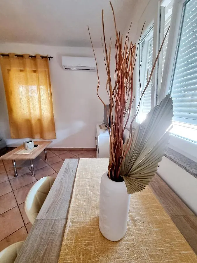 Apartments Ema Pula 0*,