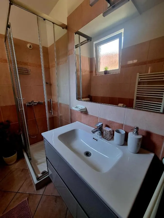 Apartments Ema Pula 0*,